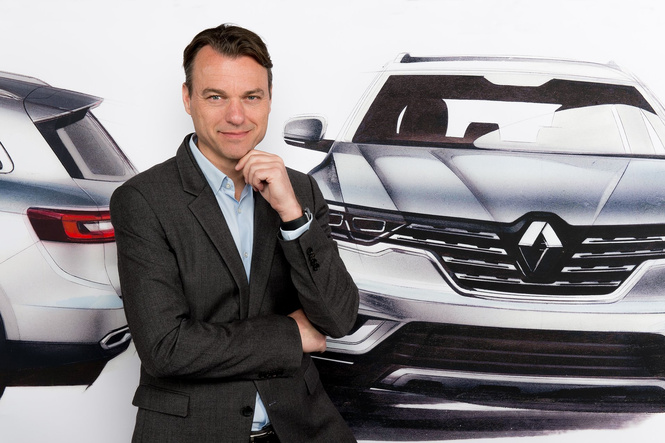 Почему все следят за цветом кроссовок главного дизайнера Renault? Почему все следят за цветом кроссовок главного дизайнера Renault?