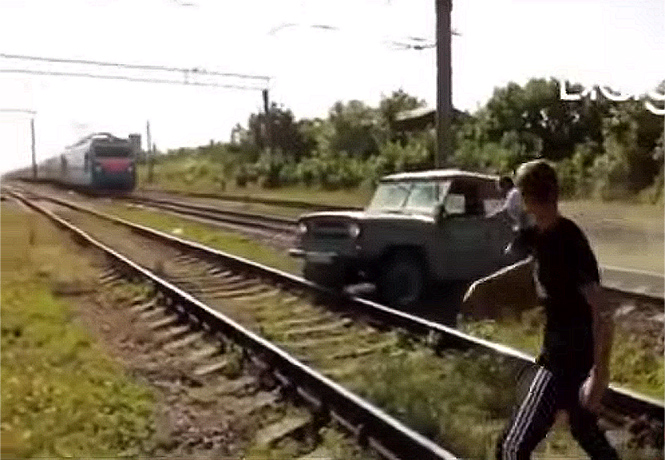 Поезд сбивает уаз
