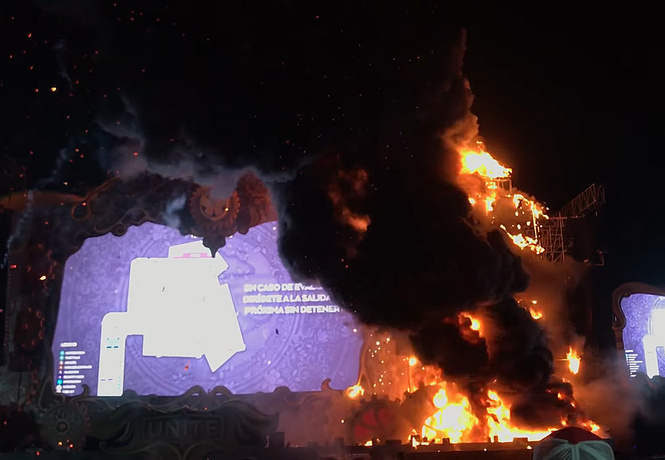Зажгли: во время музыкального фестиваля на сцене начался пожар (адское видео) Зажгли: во время музыкального фестиваля на сцене начался пожар (адское видео)