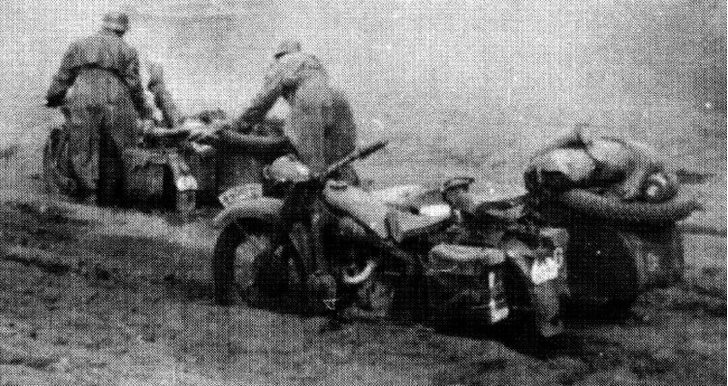 Немецкие мотоциклисты из состава 4-й танковой дивизии буксуют под Мценском