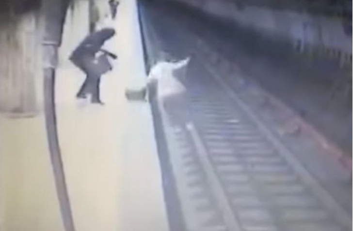 Одержимая манией убийства пассажирка столкнула прямо под поезд метро незнакомую девушку (ВИДЕО 18+)