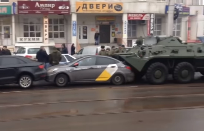 Два БТР сжали четыре легковушки в центре Курска (видео) Два БТР сжали четыре легковушки в центре Курска (видео)