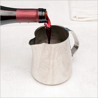 Налей с турку 200-250 мл красного вина