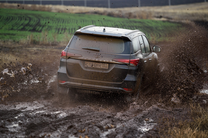 Toyota Fortuner: большой, емкий, крепкий Toyota Fortuner: большой, емкий, крепкий