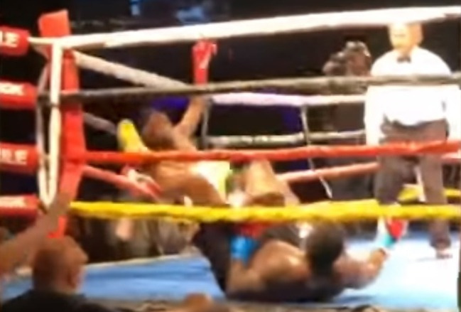 Боксеры послали друг друга в нокдаун одновременно (видео)