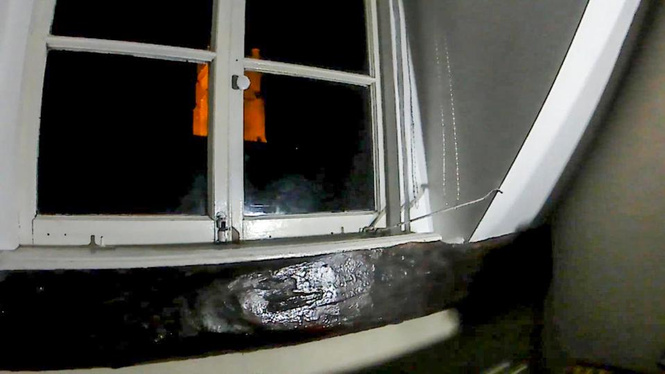 Жуткое видео: окно открывается само по себе Жуткое видео: окно открывается само по себе
