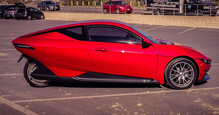 Фото №1 - Tesla на 3/4: трехколесный электромобиль всего за 10 000 долларов (ВИДЕО)