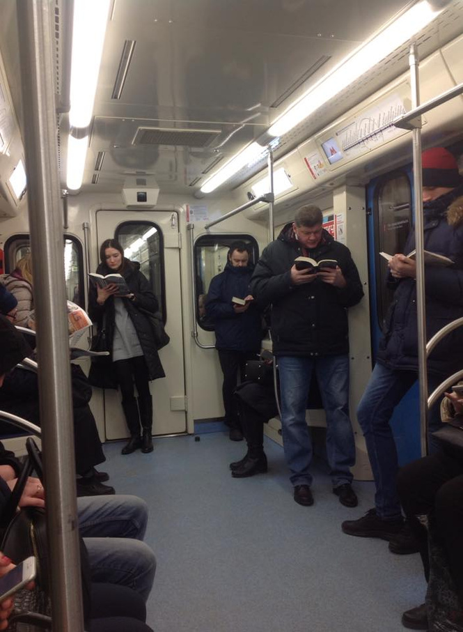 Фото, на котором пассажиры московского метро читают бумажные книги, всполошило западный Интернет! Фото, на котором пассажиры московского метро читают бумажные книги, всполошило западный Интернет!