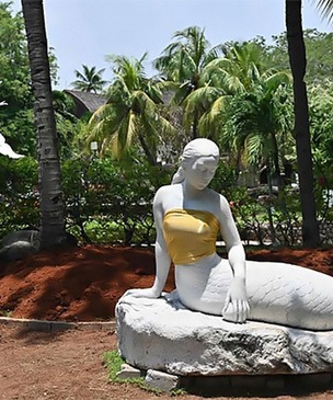 Новый виток борьбы за нравственность: парк аттракционов закрыл скульптурам русалок грудь
