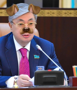СМИ обнаружили, что президента Казахстана «омолодили» на официальных фото