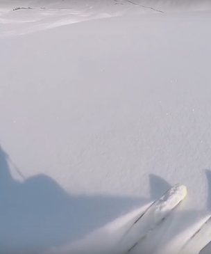 Как лыжник скрылся от лавины на парашюте (видео)