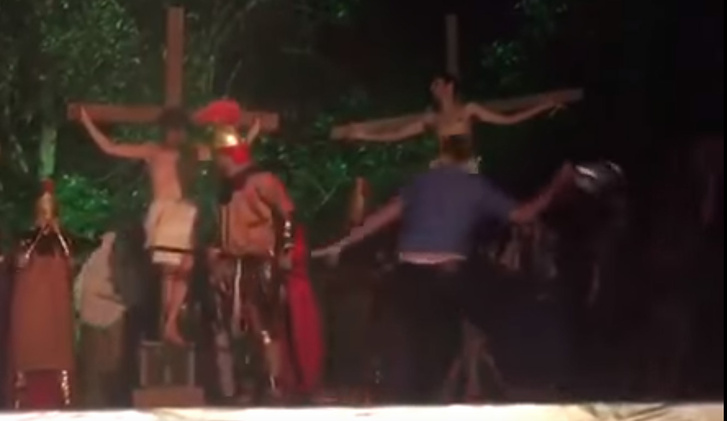 Зритель подрался с актерами во время спектакля, чтобы спасти распятого Иисуса! (ВИДЕО)