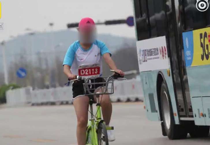 В Китае участницу марафона пожизненно отстранили от соревнований за использование в пути велосипеда