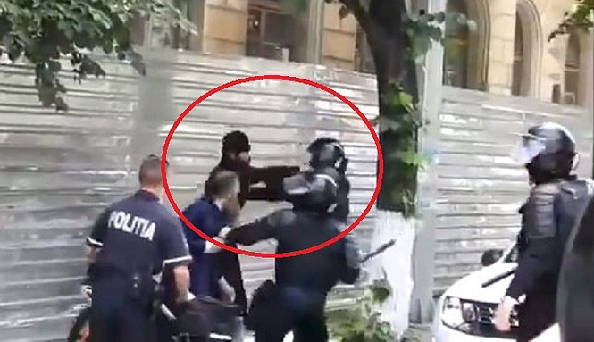 Священники подрались с полицейскими на гей-параде в Кишиневе (ВИДЕО) Священники подрались с полицейскими на гей-параде в Кишиневе (ВИДЕО)