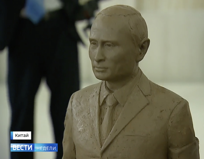 Си Цзиньпин подарил Путину статуэтку Путина. И гусли