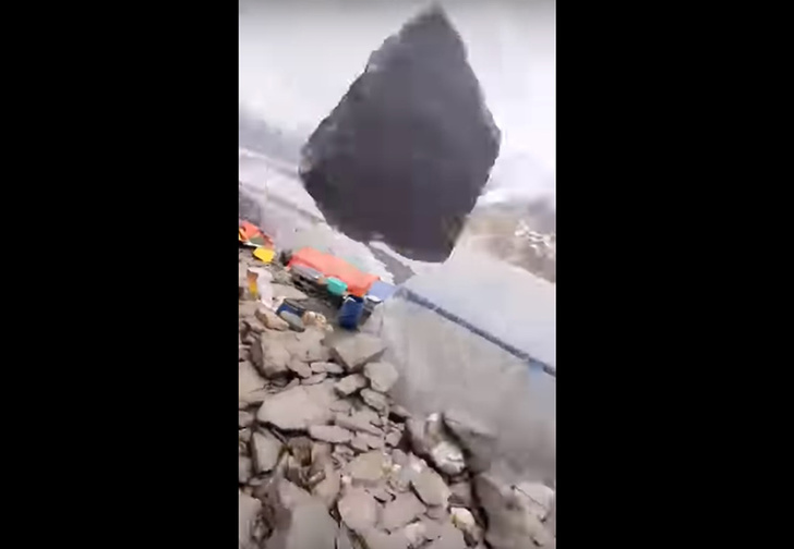 Огромный камень сорвался с горы и полетел на альпинистов. Один из них схватил телефон и снял это видео