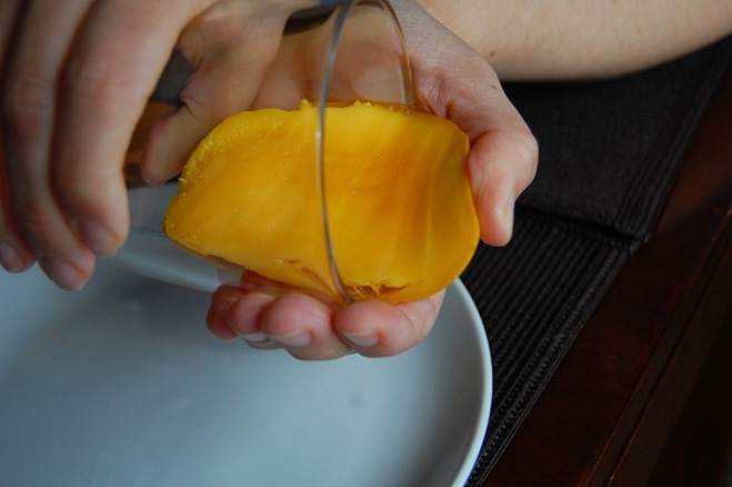 Вот отличный способ почистить манго