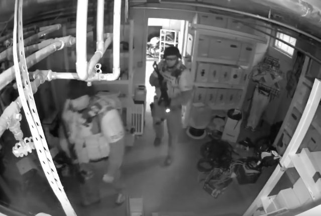 Посмотри, как мужчина мастерски противостоит спецназу (ВИДЕО) Посмотри, как мужчина мастерски противостоит спецназу (ВИДЕО)