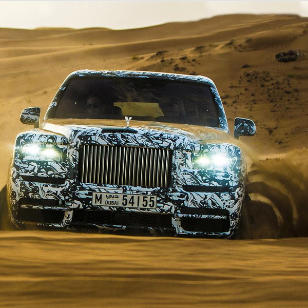 Смотри, как первый внедорожник Rolls-Royce проходит испытания. Видео ...