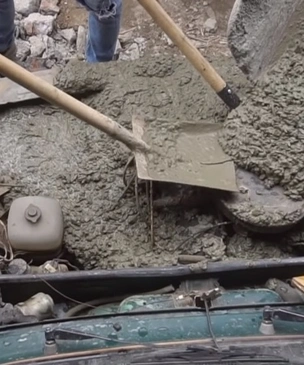 Мужики забетонировали движок автомобиля. Заведется или нет? (видео)