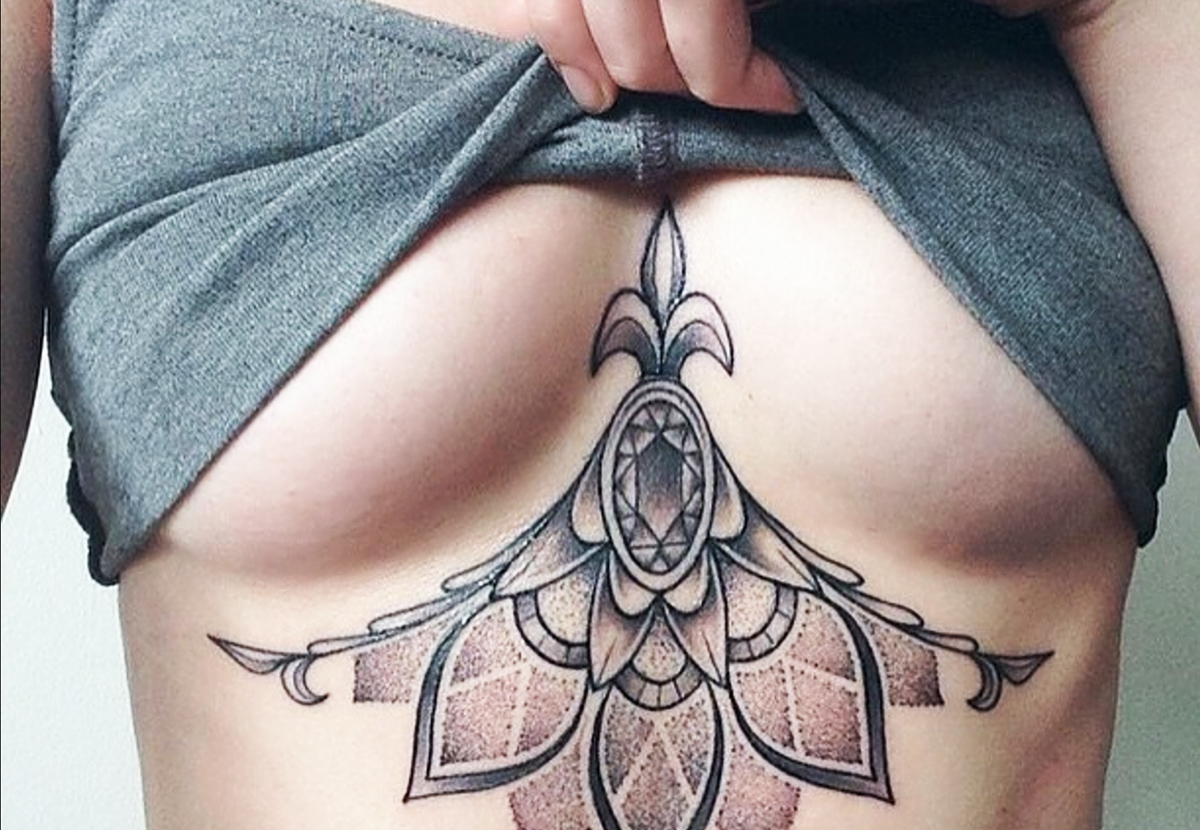Новый тренд женских тату: татуировки под грудью! 