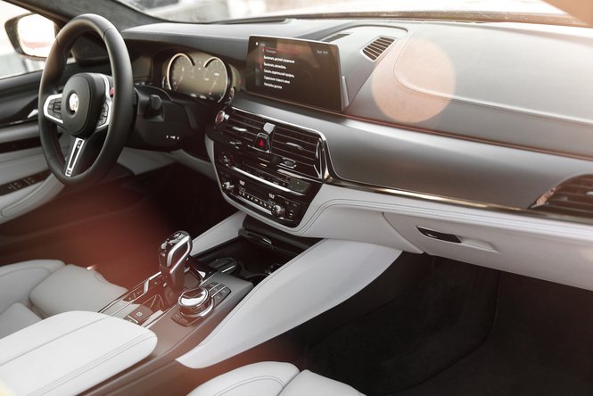 Тест BMW M5, машины по превращению резины в дым Тест BMW M5, машины по превращению резины в дым