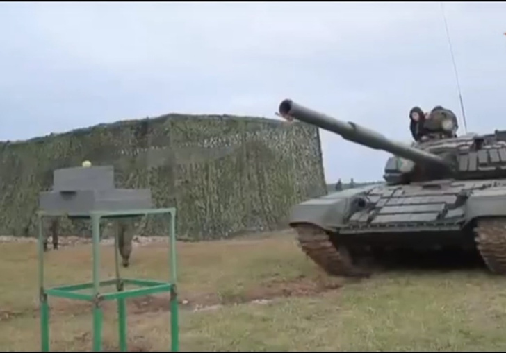Русский танк разрезает яблоко пополам (видео)