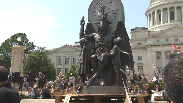 Фото №1 - Активисты установили 2,5-метровую статую сатаны в ответ на статую с 10 заповедями