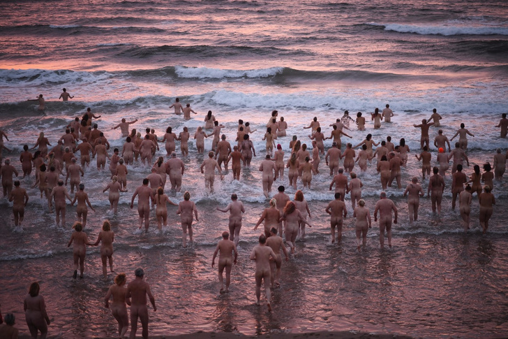 Фото №1 - Заплыв наготы и доброты: 400 совершенно голых людей окунулись в море с восходом солнца