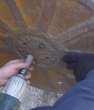 Мужики прикрутили автомобилю канализационные люки вместо колес (видео)