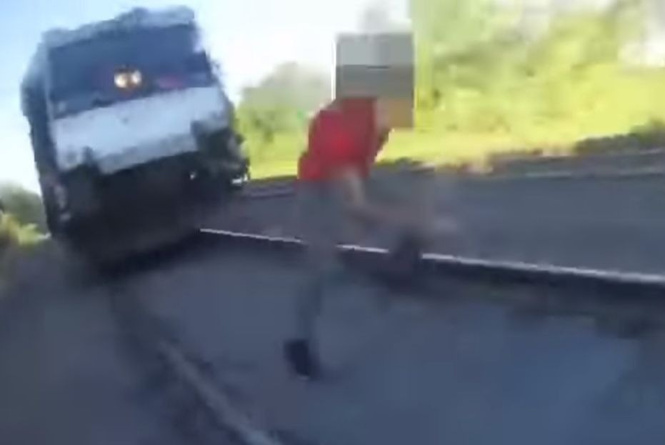 Через секунду этого парня собьет поезд! Вдруг появился полицейский — и... (ВИДЕО) Через секунду этого парня собьет поезд! Вдруг появился полицейский — и... (ВИДЕО)