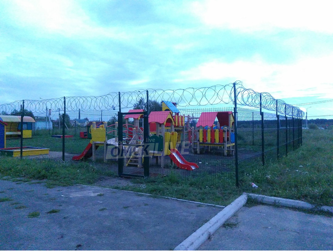 В Омске детскую площадку оградили колючей проволокой. Но местные жители, похоже, довольны В Омске детскую площадку оградили колючей проволокой. Но местные жители, похоже, довольны