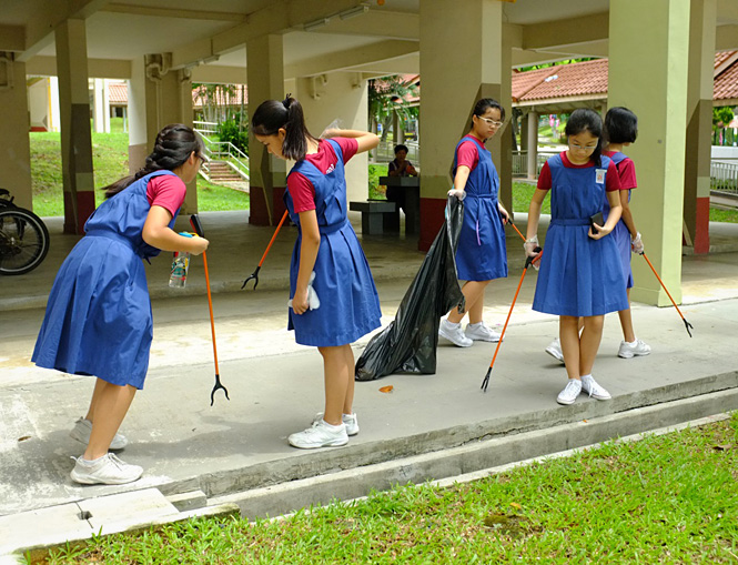Ученицы школы для девочек героически борются с мусором