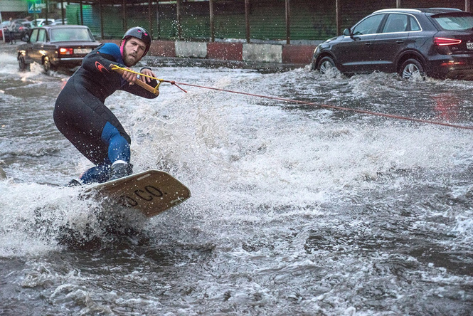 Дождик? Катать! Безумцы в Москве прокатились по затопленным улицам на вейкборде Дождик? Катать! Безумцы в Москве прокатились по затопленным улицам на вейкборде