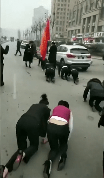 Провинившихся сотрудниц китайской компании заставили ползать на четвереньках по улице (видео)