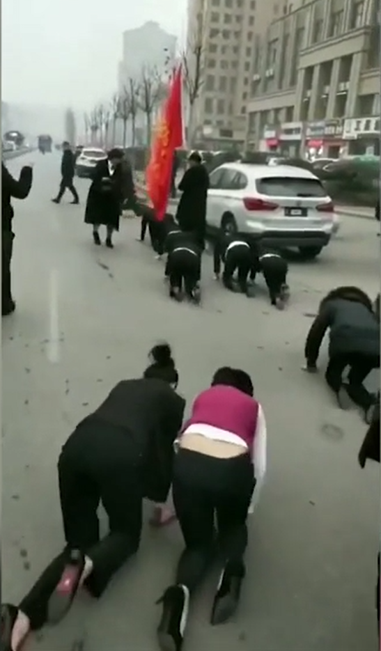 Фото №2 - Провинившихся сотрудниц китайской компании заставили ползать на четвереньках по улице (видео)