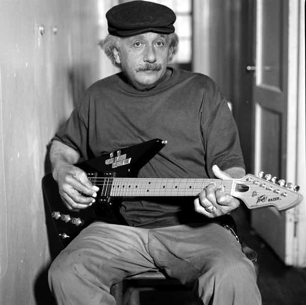 альберт эйнштейн играет на гитаре