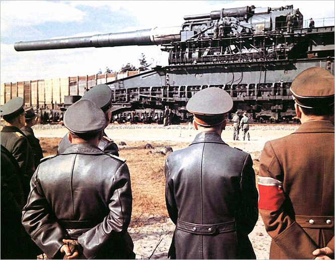Гитлер с коллегами по работе инспектирует пушку «Толстый Густав». 1941 год