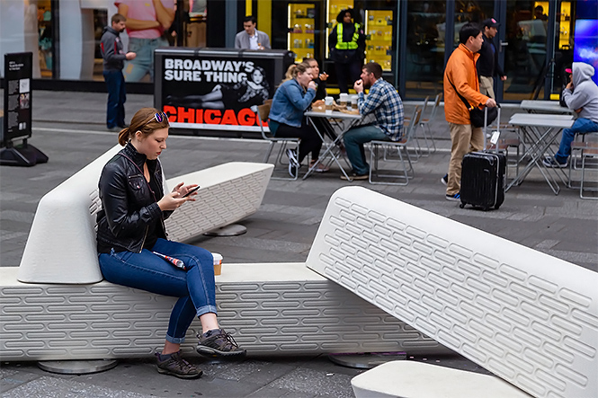Нью-Йорк обзавелся антитеррористическими дизайнерскими скамейками