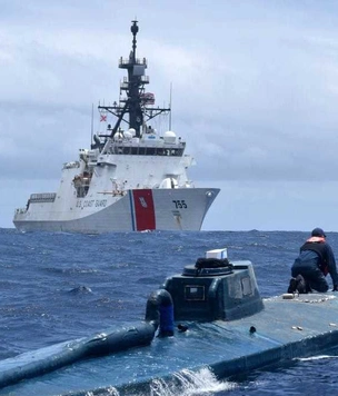 Береговая охрана США взяла на абордаж самодельную подводную лодку наркоторговцев (видео)