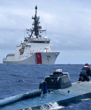 Береговая охрана США взяла на абордаж самодельную подводную лодку наркоторговцев (видео)