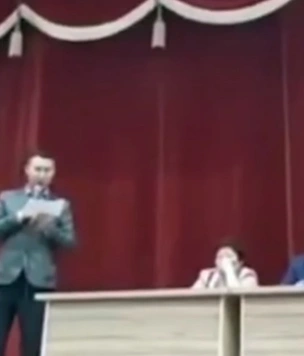 «Не является суперменом, не делает селфи, не ходит к гадалкам». Якутский мэр через суд вынудил КВН-щика извиниться за шутку (видео)