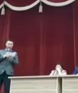 «Не является суперменом, не делает селфи, не ходит к гадалкам». Якутский мэр через суд вынудил КВН-щика извиниться за шутку (видео)