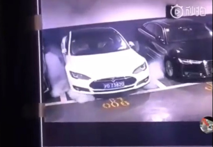 В Шанхае на парковке эпично самовоспламенилась Tesla (видео)