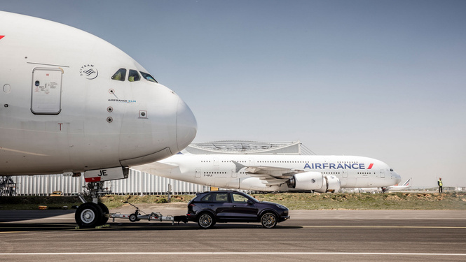 Porsche Cayenne буксирует Airbus A380 Porsche Cayenne буксирует Airbus A380