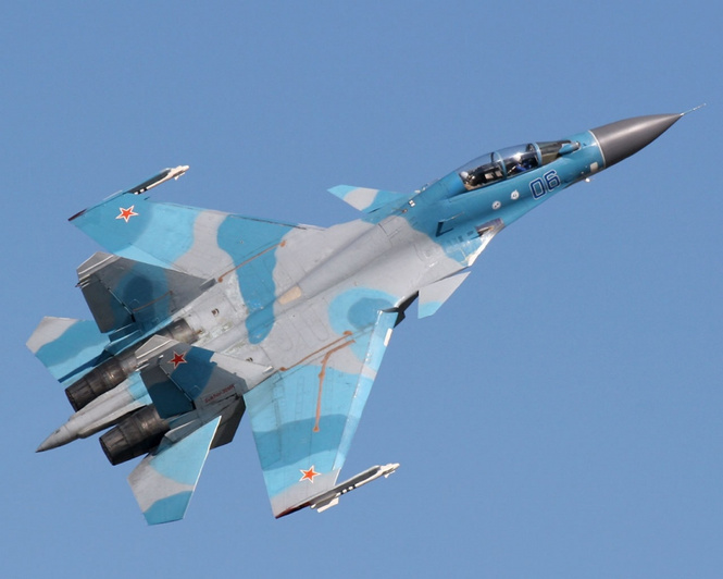 Су-30 заглянул посмотреть, что происходит (ВИДЕО) Су-30 заглянул посмотреть, что происходит (ВИДЕО)