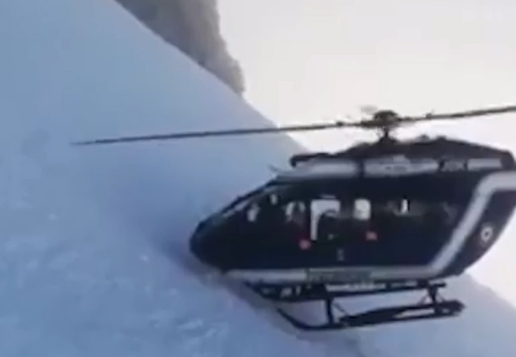 Вертолет совершил невероятную посадку за пострадавшим альпинистом (видео)