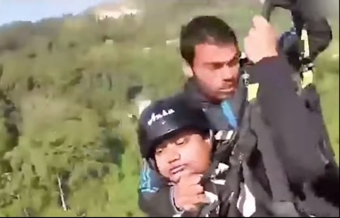 Турист на падающем параплане снял на видео, как герой-пилот сам погиб, но его спас Турист на падающем параплане снял на видео, как герой-пилот сам погиб, но его спас