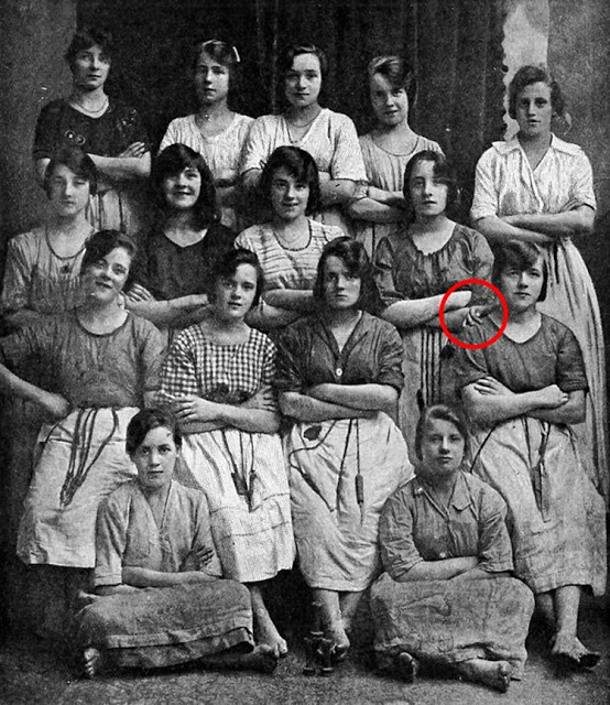 Что не так с этой старинной фотографией? Что не так с этой старинной фотографией?