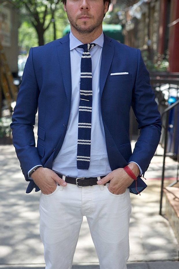 Синий пиджак с белыми брюками
